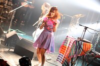 アサミサエ（Vo, Key, Sampler）（Photo by Viola Kam）