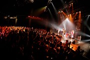 「ジャイアンナイト10周年『DRF2015 x BAYCAMP』」でのWiennersのパフォーマンスの様子。(Photo by Viola Kam)