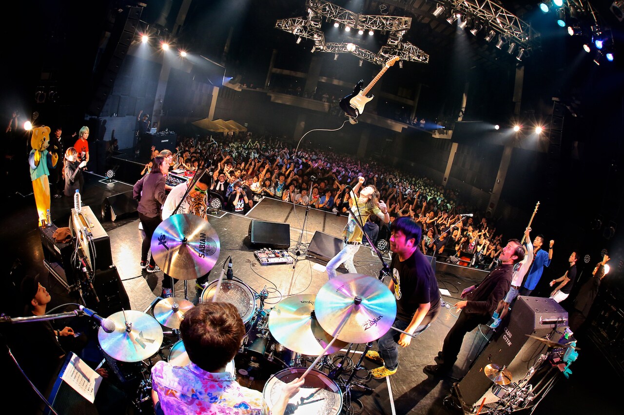 「ジャイアンナイト10周年『DRF2015 x BAYCAMP』」でのWiennersのパフォーマンスの様子。（Photo by Viola Kam）