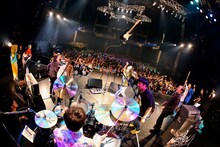 「ジャイアンナイト10周年『DRF2015 x BAYCAMP』」でのWiennersのパフォーマンスの様子。（Photo by Viola Kam）