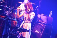 アサミサエ（Vo, Key, Sampler）（Photo by Viola Kam）