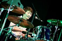 KOZO（Dr）（Photo by Viola Kam）