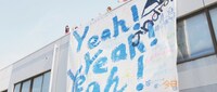 androp「Yeah! Yeah! Yeah!」のミュージックビデオのワンシーン。