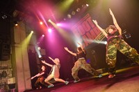 「Dance Anthem（キズナPUNKY ROCK!! ver.）」で筋トレする山本真凜、鈴木真梨耶、溝呂木世蘭、渡辺亜紗美。