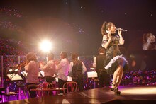 GYAO! MUSIC LIVE「水樹奈々 過去LIVE厳選集！」のワンシーン。