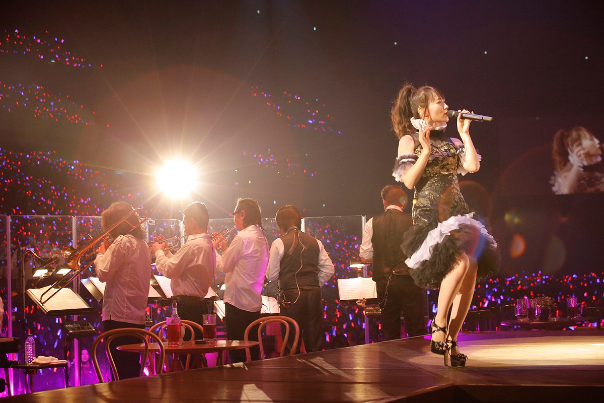 GYAO! MUSIC LIVE「水樹奈々 過去LIVE厳選集！」のワンシーン。