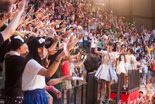 GYAO! MUSIC LIVE「私立恵比寿中学『エビ中 夏のファミリー遠足 略してファミえん in 河口湖2013』」のワンシーン。