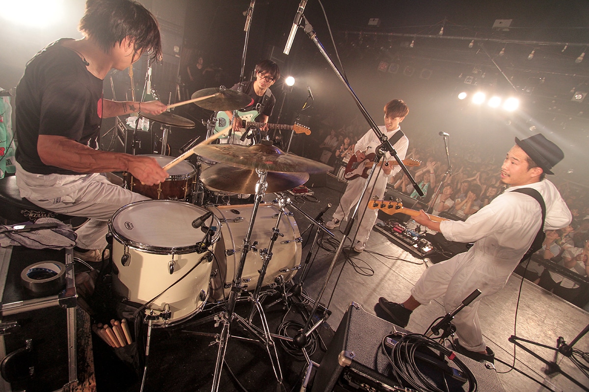 UNCHAIN「UNCHAIN Love & Groove Delivery Tour 2015」東京・LIQUIDROOM公演の様子。 （Photo by watanabe "kool" syo）