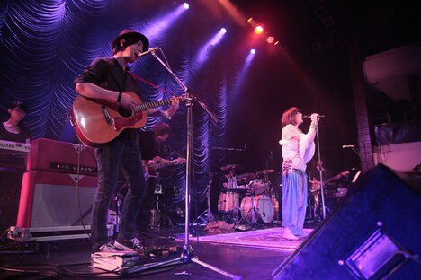 左からホリエアツシ（ストレイテナー）、まじ娘。（撮影：安藤きをく）