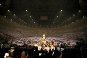 「miwa concert tour 2015 ONENESS」横浜アリーナ公演での記念撮影(撮影:佐藤薫)