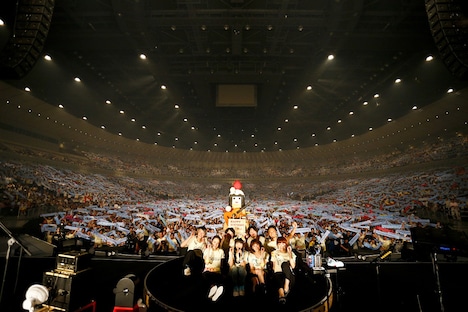 「miwa concert tour 2015 ONENESS」横浜アリーナ公演での記念撮影(撮影:佐藤薫)