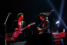 布袋寅泰とChar。（撮影：ほりたよしか）