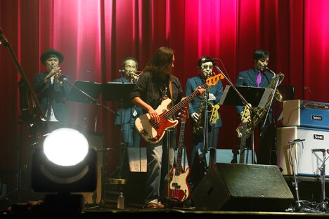 左からNARGO、北原雅彦、澤田浩史（B）、GAMO、谷中敦。（撮影：ほりたよしか）