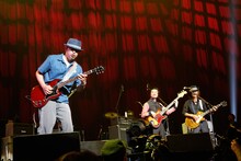 左から奥田民生、ハマ・オカモト、Char。（撮影：ほりたよしか）