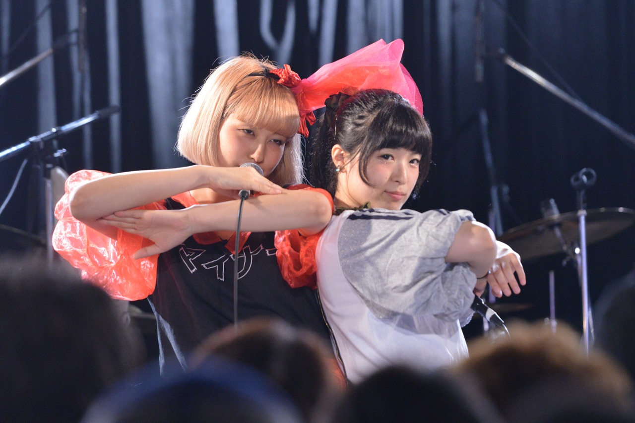 左からメイビーモエ（Vo, G / ぽわん）、プールイ（Vo / LUI FRONTiC 赤羽JAPAN）。
