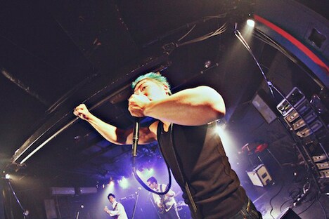 「THE DAVE FROMM SHOW Live from SHIBUYA」東京・Shibuya Milkyway公演での千賀太郎（Vo, Harp）。（撮影：斎藤大嗣）