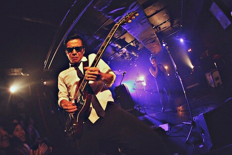 「THE DAVE FROMM SHOW Live from SHIBUYA」東京・Shibuya Milkyway公演での藤倉嗣久（Vo, G）。（撮影：斎藤大嗣）