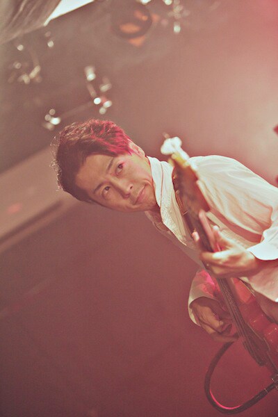 「THE DAVE FROMM SHOW Live from SHIBUYA」東京・Shibuya Milkyway公演での吉田靖雄（B）。（撮影：斎藤大嗣）