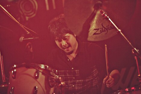 「THE DAVE FROMM SHOW Live from SHIBUYA」東京・Shibuya Milkyway公演での優三（Dr）。（撮影：斎藤大嗣）