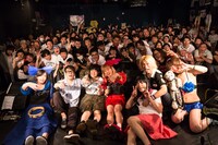 「SEKAI NO SUKIMA～イバショナイvol.1～」終戦後の記念写真。（撮影：箪笥[LIVERALLY]）