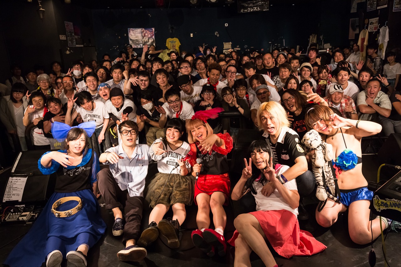 「SEKAI NO SUKIMA～イバショナイvol.1～」終戦後の記念写真。（撮影：箪笥[LIVERALLY]）