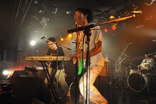 左からmono（Key）、の子（G, Vo）。（撮影：佐藤哲郎）