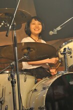 みさこ（Dr）（撮影：佐藤哲郎）