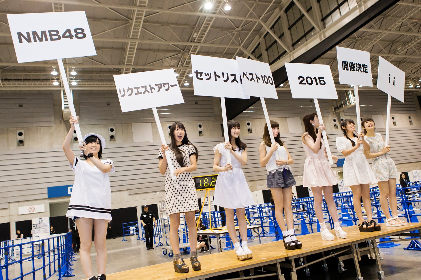 左から山本彩、白間美瑠、矢倉楓子、渡辺美優紀、吉田朱里、薮下柊、渋谷凪咲。 (c)NMB48
