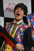 ライブへ向けて気合を叫ぶユースケ。