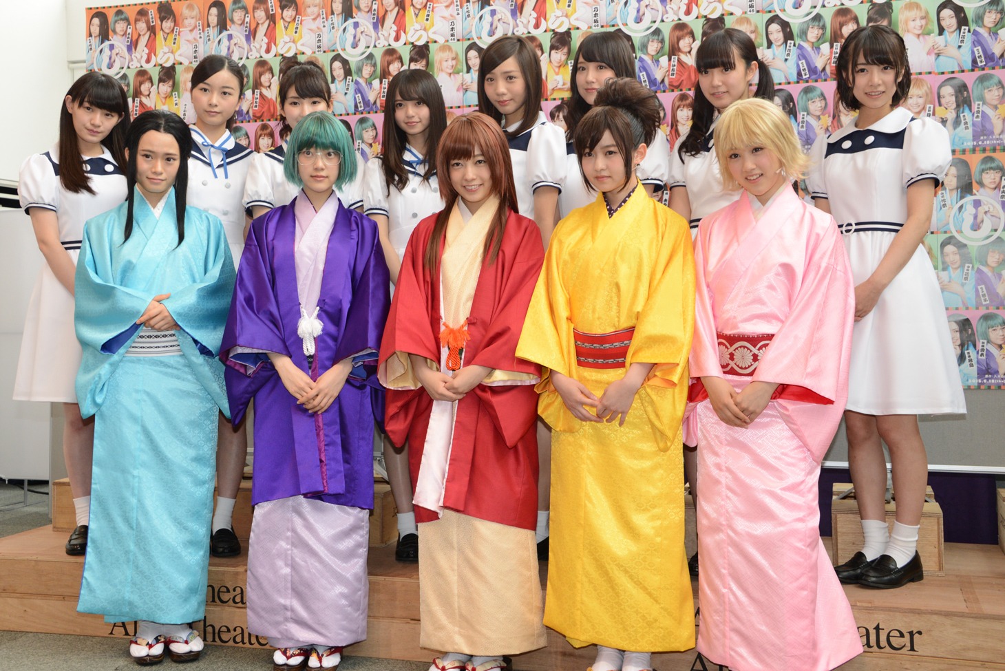 会見に出席した「じょしらく」キャストの13人。