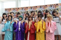 会見に出席した「じょしらく」キャストの13人。