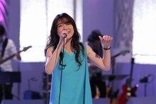 「Anniversary」を歌う今井美樹。(c)フジテレビ