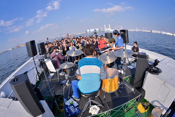 2014年に行われたPHONO TONESの船上ライブの様子。（撮影：古溪一道）