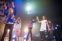 超特急とTRFのコラボステージ。（撮影：米山三郎［SignaL］）