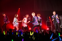 超特急とTRFのコラボステージ。（撮影：米山三郎［SignaL］）