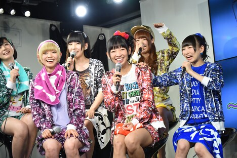 でんぱ組.incによる「おつかれサマー!」発売記念～ニコニコ本社から公開生放送SP～」の様子。