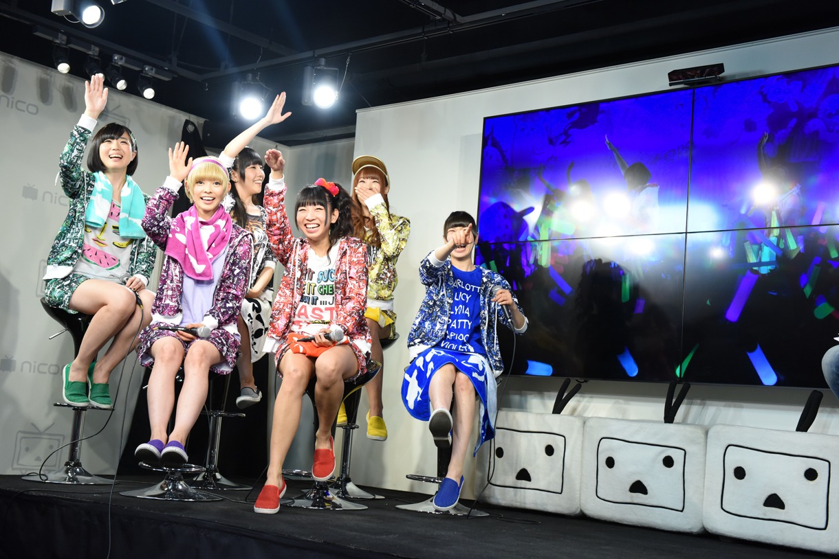 でんぱ組.incによる「おつかれサマー!」発売記念～ニコニコ本社から公開生放送SP～」の様子。