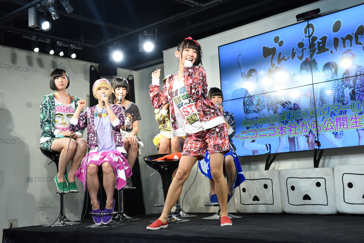 古川未鈴による「おつかれサマー！」のステップ実演の様子。