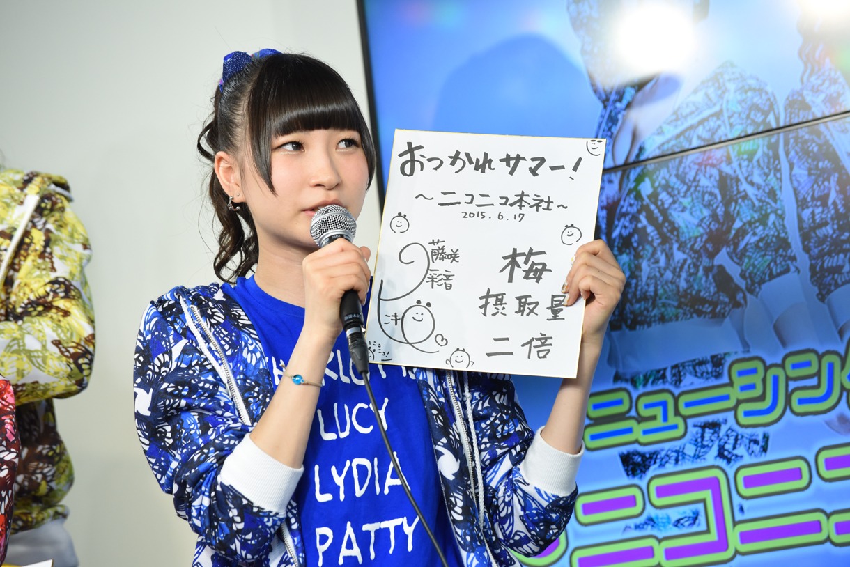 藤咲彩音による今年の夏の目標発表の様子。