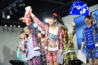 でんぱ組.incによる「おつかれサマー!」発売記念～ニコニコ本社から公開生放送SP～」の様子。