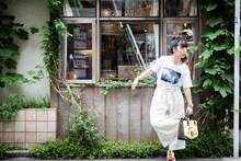 SEBASTIAN XライブフォトTシャツを着用する永原真夏。