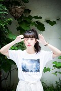SEBASTIAN XライブフォトTシャツを着用する永原真夏。