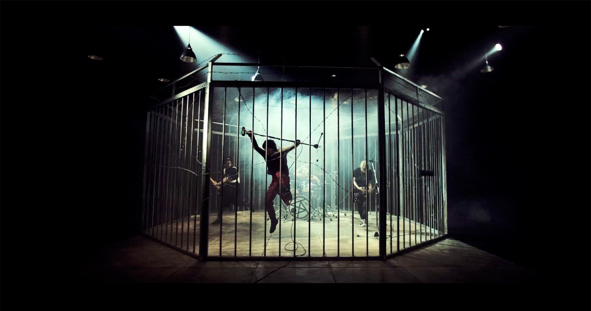 SPYAIR「ファイアスターター」MVのワンシーン。
