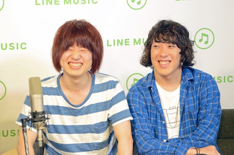 飯田祐馬（B）と谷口鮪（Vo, G）。