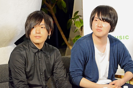 古賀隼斗（G）と小泉貴裕（Dr）。