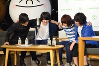 円陣を組む様子を実践するKANA-BOON。