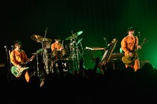 POLYSICS「POLYSICS TOUR 2015“HEN 愛 LET'S GO!”～ツナギなぼくら ツアーで、胸キュン。～」東京・TSUTAYA O-EAST公演の様子。（撮影：古渓一道）