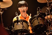 ヤノ(Dr, Vo)(撮影:古渓一道)