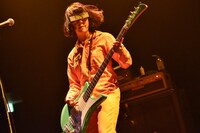 フミ（B, Vo, Syn）（撮影：古渓一道）