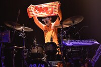 POLYSICS「POLYSICS TOUR 2015“HEN 愛 LET'S GO!”～ツナギなぼくら ツアーで、胸キュン。～」東京・TSUTAYA O-EAST公演の様子。（撮影：古渓一道）